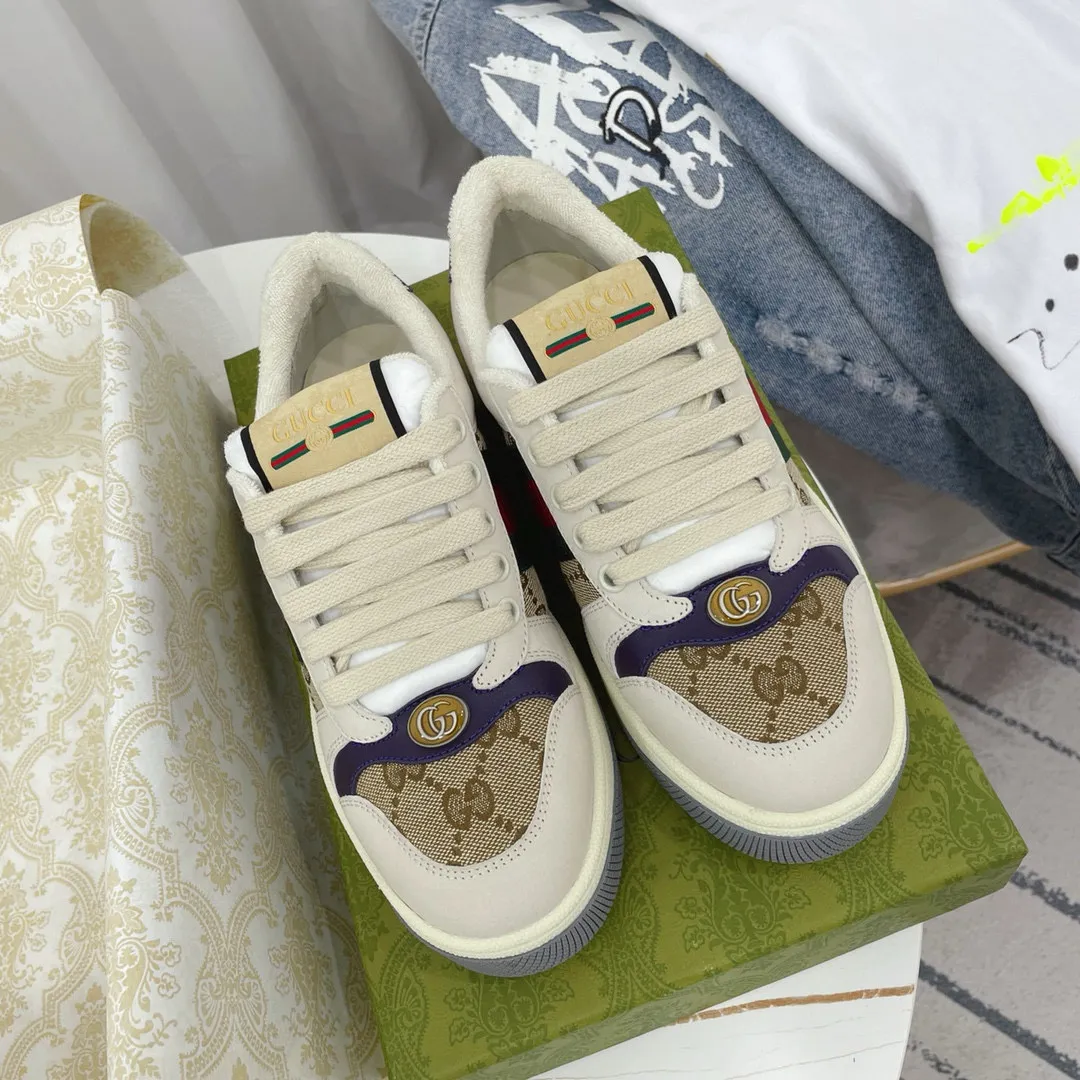 Ex-factory price: 540💰 GUCCI Gucci's newly upgraded back cover lining, top-notch old dirty shoes, classic casual sports shoes for couples, retro sneakers and old G family dirty shoes, updated at the counter simultaneously! ①The shoe upper has the same water-based edge coating process as the original version⚠️The ordinary oil edges on the market have a strong glue feel and are easy to fall off! Grade A first-layer nubuck leather (with pores)/matching computer embroidered double G cloth, high-density terry velvet lining. ② A PVC transparent small round mark sealing line is added to the details of the midsole. The mold is opened six times and the jewelry craftsmanship is used to customize the two-color double G buckle, striving to be the same as the original version. A pair of buttons is more than three times more expensive than ordinary buckles on the market. ③An old two-color washable label, the chip is placed on the outer waist of the right foot, the entire shoe is completely hollowed out with rubber technology, TUP material (rubber to distinguish the market) with the latest green packaging from the counter, 3D printed handbag, and a pair of shoelaces. There is no pressure when entering and exiting the counter. You can buy a 1:1 accurate replica of the original version and modify and upgrade it repeatedly. The details are perfectly restored, the materials are all customized, and they are truly top-notch. Please look at the details clearly to identify the quality. Upper: First-layer frosted cowhide/embroidered double G cloth. Lining: original high-density velvet lining. Foot pads: original pearlescent sheepskin. Outsole: private molded vacuum TPU material. Packaging: original top-grade full set packaging at the counter. Shoe size: women's size 35-40, men's size 39-44 (men's size 38, 45🉑️customized, non-returnable)
